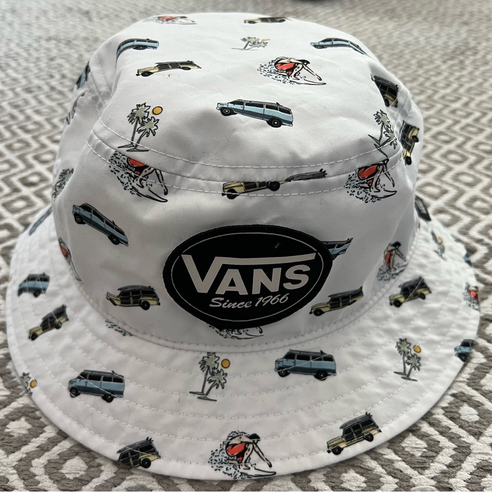 Vans Full Day White Bucket Hat. 22” Diameter Around Inner Black Band.